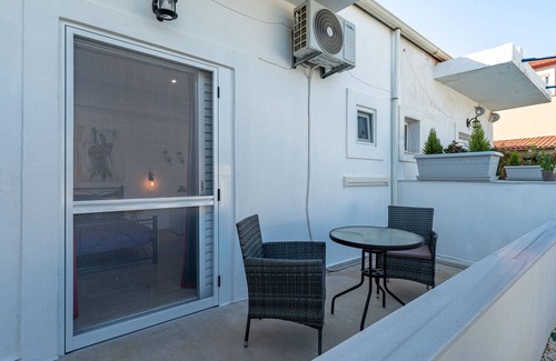 Ag. Georgios Apartment | Room 'Relaxroom 1' with Shared Garden, Wi-Fi and Air Conditioning