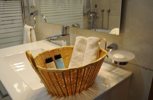 Buhongo Bed & Breakfast | Cozy Room in Lodge at Rushel Kivu Resort Kayove