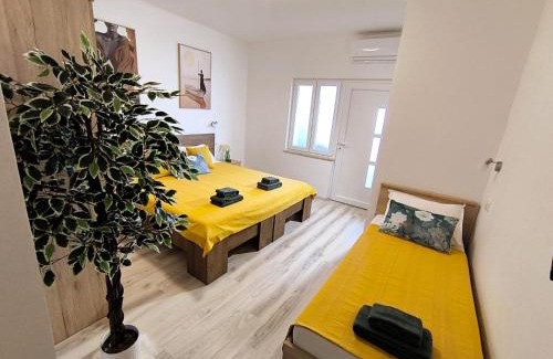 Ploce House | Room 'Šima' with private bathroom and free air-conditioned summer kitchen