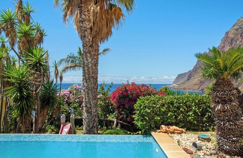 Jardim do Mar Apartment | Room 'Suite Bela Vigia 3' with Shared Pool, Shared Garden and Wi-Fi
