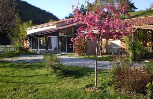 L'Epine Apartment | Room 'Tilleul' with Private Terrace, Shared Garden and Wi-Fi