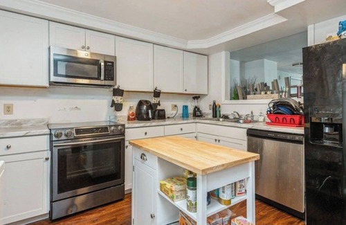 Buzzards Bay House | Room to rent in Onset village. Steps to the beach, restaurants and shopping.