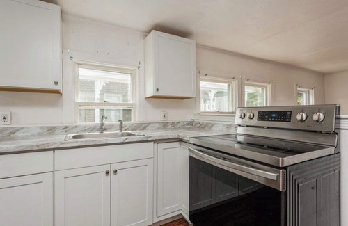 Buzzards Bay House | Room to rent in Onset village. Steps to the beach, restaurants and shopping.