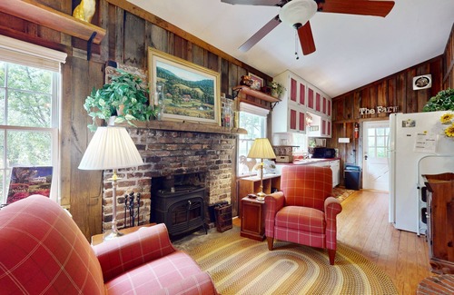 Horse Shoe House | Charming Country Farmhouse with Fireplace & Fishing Pond