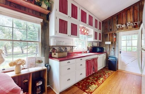 Horse Shoe House | Charming Country Farmhouse with Fireplace & Fishing Pond