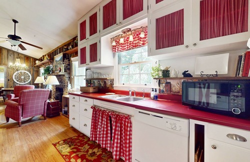 Horse Shoe House | Charming Country Farmhouse with Fireplace & Fishing Pond
