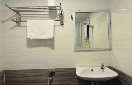 Batu Pahat Hotel | Budget-Friendly Room V @ Jalan Megat with Breakfast Included