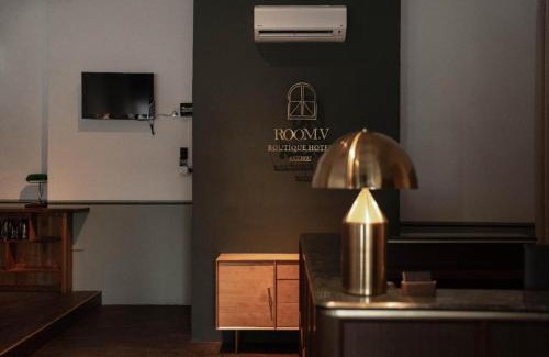 Pegawai Hotel | Room V Jalan Sultanah By SECOM