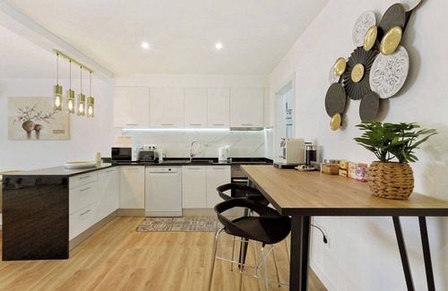 Gaula Apartment | Room 'View Suite' with Mountain View, Wi-Fi and Air Conditioning