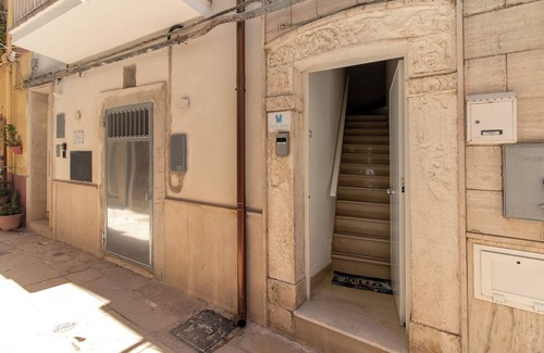 Mola di Bari Apartment | Room 'Vista Mare - Cavalluccio Marino' with Shared Terrace, Wi-Fi and Air Conditioning