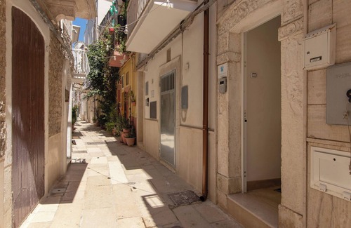 Mola di Bari Apartment | Room 'Vista Mare - Cavalluccio Marino' with Shared Terrace, Wi-Fi and Air Conditioning
