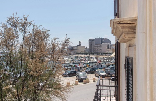 Mola di Bari Apartment | Room 'Vista Mare - Pesce' with Shared Terrace, Wi-Fi and Air Conditioning