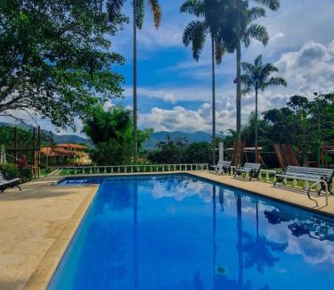 Pereira House | Cozy Room with 2 Double Beds - Family & Pet Friendly Stay