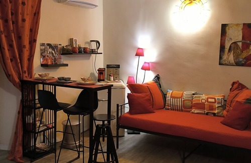 Montecalvario Apartment | Discover the NZIRIA of the Old Town: Spa & Hot Tub Retreat