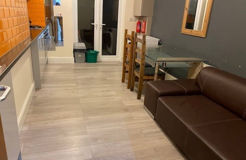 Manchester House | Comfortable Room with En-Suite Bathroom for Savvy Travelers