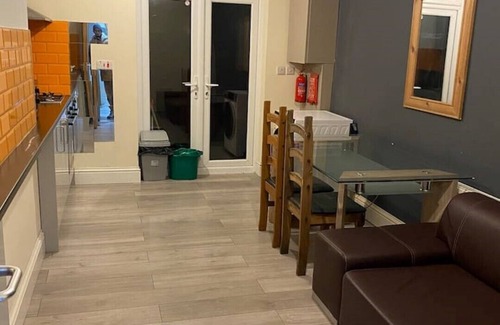 Manchester House | Comfortable Room with En-Suite Bathroom for Savvy Travelers