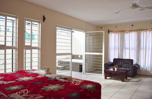 San Lorenzo Cacaotepec Apartment | Indulgent Room with Jacuzzi and King Size Bed Awaiting You