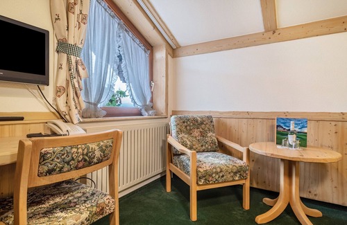 Waggershausen Apartment | Room 'Zweibett Zimmer 1' with Shared Garden
