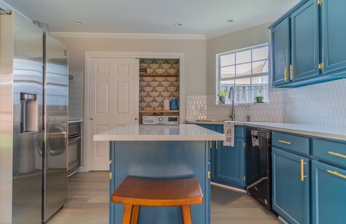 Frisco House | Elegant Mid Century Modern Retreat with King Beds & Kitchen