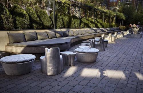 Gutleutviertel Hotel | Discover Roomers Frankfurt: Pet-Friendly Spa Retreat