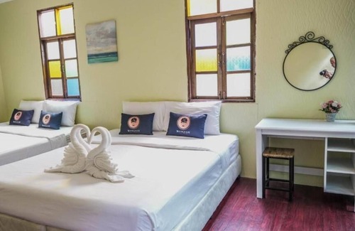 Amphawa Hotel | Discover RoomQuest Amphawa: Family-Friendly Stay Near Market