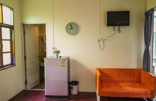 Amphawa Hotel | Discover RoomQuest Amphawa: Family-Friendly Stay Near Market
