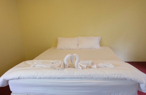 Amphawa Hotel | Discover RoomQuest Amphawa: Family-Friendly Stay Near Market