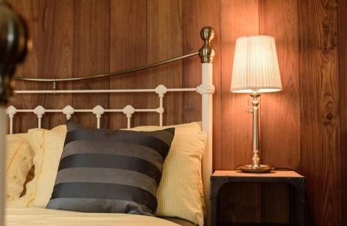 Amphawa Resort | Discover RoomQuest Rimrabeang: Family-Friendly Getaway