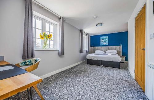 Waterlooville Hotel | Cozy Retreat at rooms@73 with Breakfast & Family-Friendly Perks