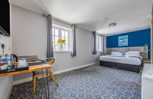 Waterlooville Hotel | Cozy Retreat at rooms@73 with Breakfast & Family-Friendly Perks