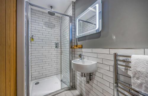 Waterlooville Hotel | Cozy Retreat at rooms@73 with Breakfast & Family-Friendly Perks