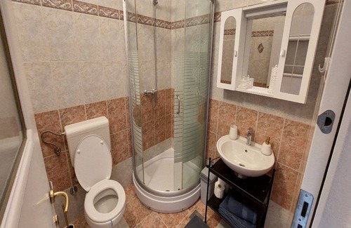 Cres House | Inviting Rooms Argo: Family-Friendly with Kitchen & Breakfast