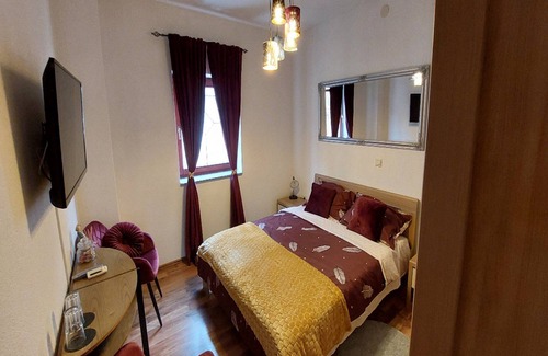 Cres House | Inviting Rooms Argo: Family-Friendly with Kitchen & Breakfast