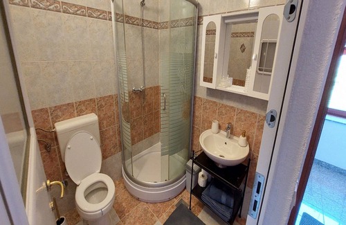 Cres House | Inviting Rooms Argo: Family-Friendly with Kitchen & Breakfast