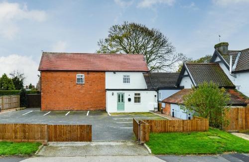 Newark House | Pet-Friendly Rooms at Rolleston: Guest Rated 9/10