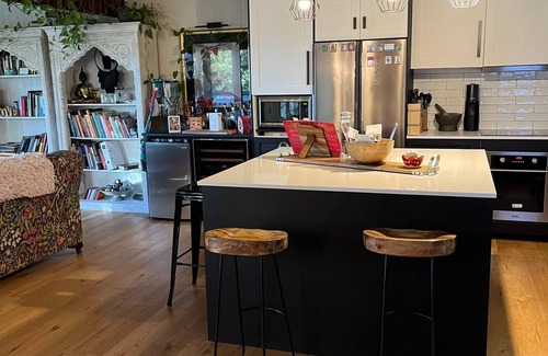 Brooklyn House | Rooms available Dangar Island, Artist retreat 2 minutes walk to the beach
