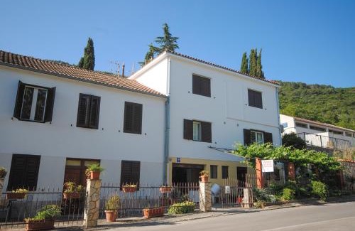 Cove Rogacic House | Comfortable Rooms Dilk - Family-Friendly with Kitchenette