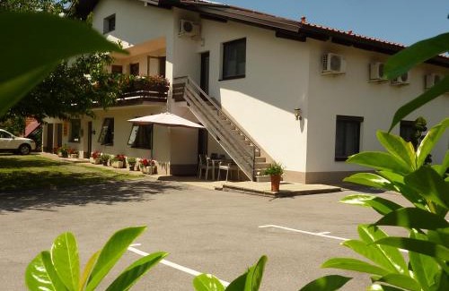 Prestranek Bed & Breakfast | Unmatched Comfort at Rooms Gril: Breakfast Included
