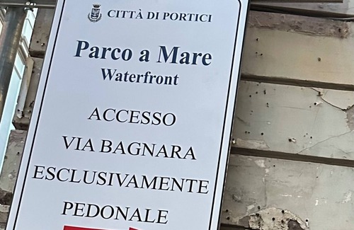 Portici House | Rooms in apartment a stone's throw from the sea