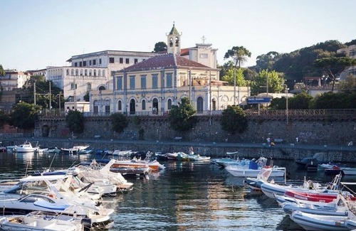 Portici House | Rooms in apartment a stone's throw from the sea