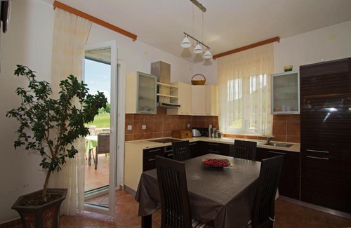 Vrlika Hotel | Pet and Child Friendly Rooms at Leda - Guest Rated 9/10