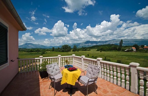 Vrlika Hotel | Pet and Child Friendly Rooms at Leda - Guest Rated 9/10
