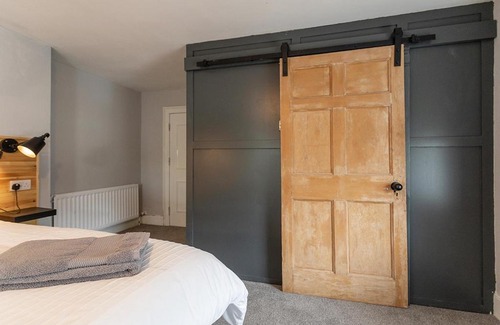 Newcastle Hotel | Pet-Friendly Rooms@Mourne with Kitchen - Rated 9/10!
