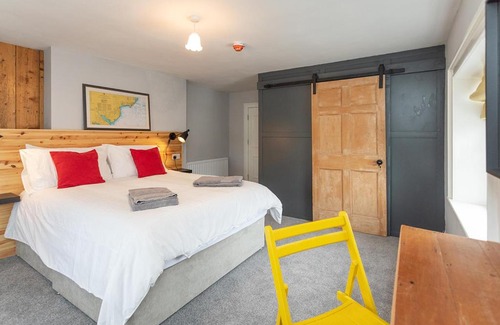 Newcastle Hotel | Pet-Friendly Rooms@Mourne with Kitchen - Rated 9/10!