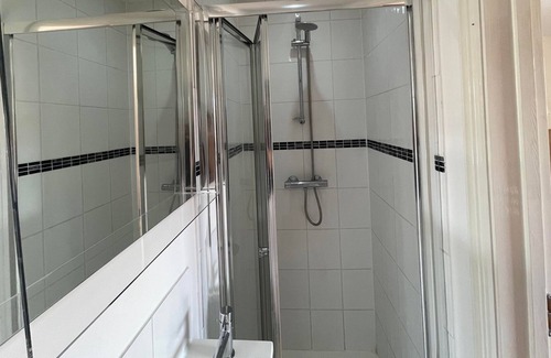 Byfleet Apartment | Cozy Rooms in Byfleet's Local Pub - Family-Friendly Stay