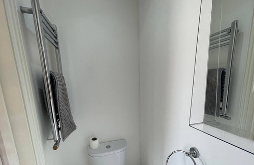 Byfleet Apartment | Cozy Rooms in Byfleet's Local Pub - Family-Friendly Stay