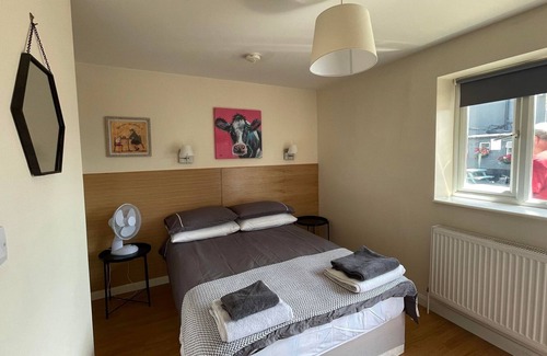 Byfleet Apartment | Cozy Rooms in Byfleet's Local Pub - Family-Friendly Stay