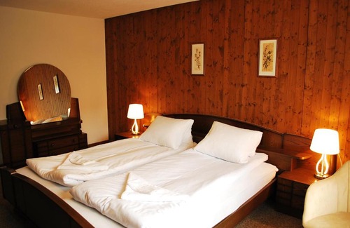 Saas im Prattigau Hotel | Cozy Rooms with Private Bathrooms and Family-Friendly Amenities