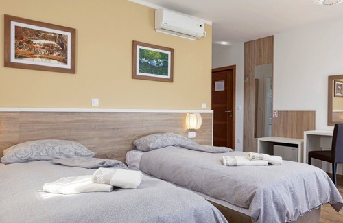 Ostarski Stanovi Apartment | Discover Rooms Zdravko with Pool & Breakfast in Croatia