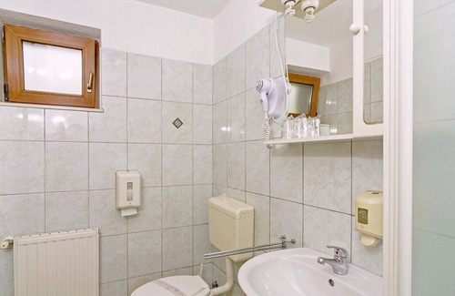 Ostarski Stanovi Apartment | Discover Rooms Zdravko: Family-Friendly Retreat in Croatia